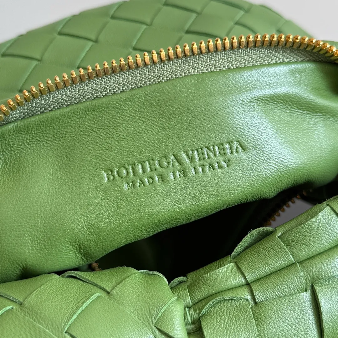 Batch 1120 Bottega veneta͙.——The latest woven knotted hobo🔥 The top-grade lambskin leather is very soft, the bag shape is unique, practical and durable. It retains the traditional woven elements while being a little more flamboyant ~ Made of hand-woven sheepskin, zipper opening and closing, curved seamless structure, effortless to match. Highly recommended⚠️⚠️⚠️ The highest-end in the market🌈 Welcome to compare [all shipped from the factory with a full set of packaging] size: 26x13x8.5cm.    Model: 651876
